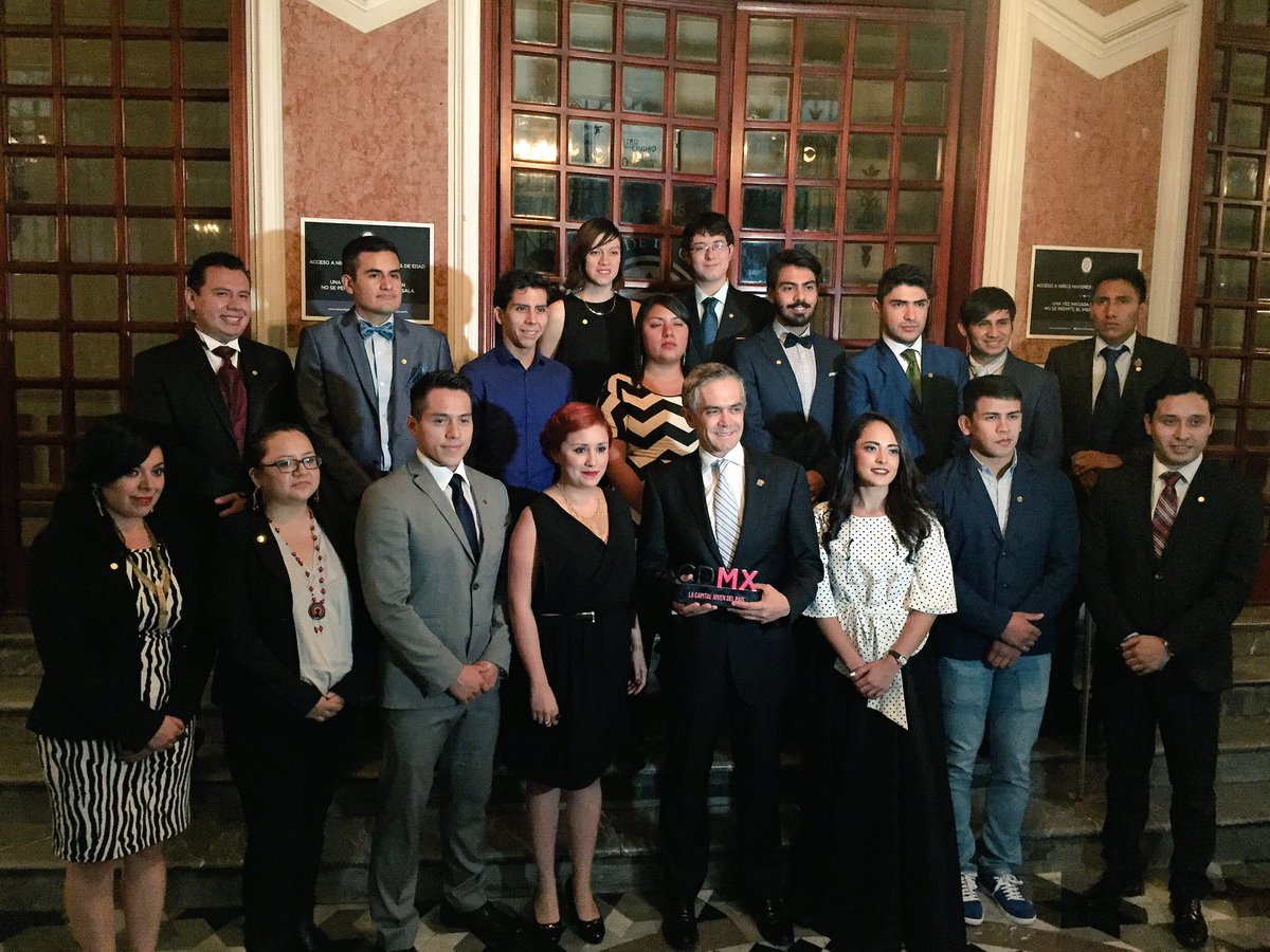 Ceremonia de Entrega del Premio de la Juventud de la #CDMX 2016, preside el #JefeDeGob <a href="/ManceraMiguelMX/">Miguel Ángel Mancera</a>