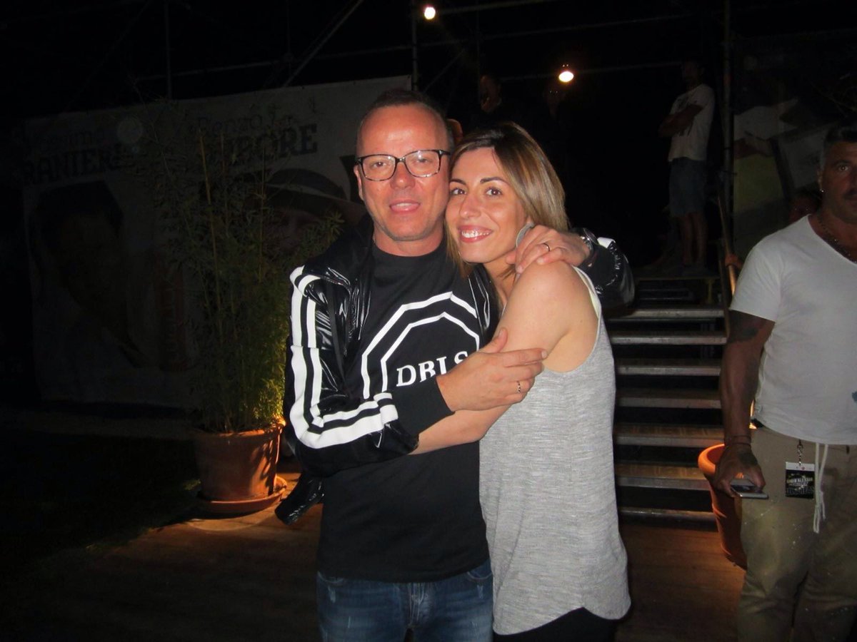 Alessandra88ab's tweet photo. #InostriOcchiNeiTuoiOcchiAncora❤  ❤#fregenesummerfestival #malaterraworldtour https://t.co/5hGGf2Nz15