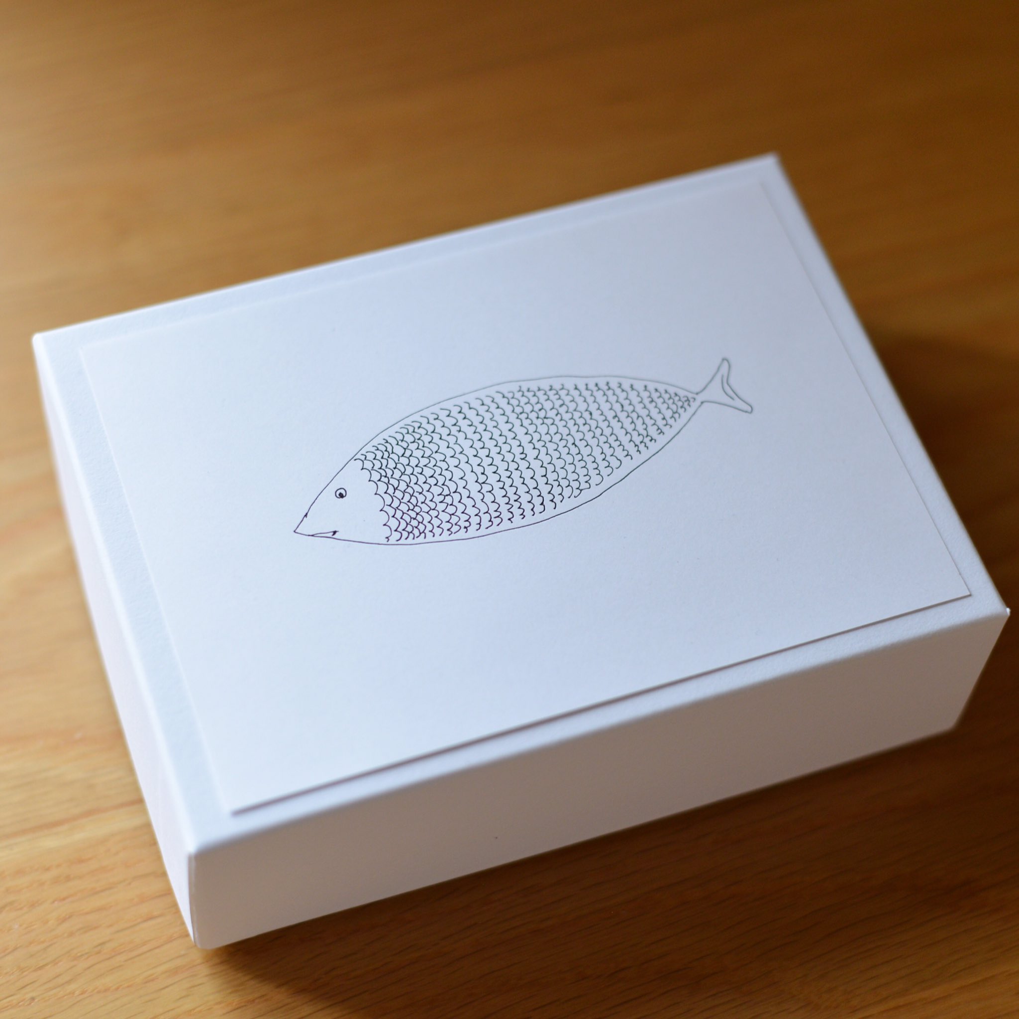 北欧フィーカ A Twitter わたしの宝箱 白い箱にイラストを貼ったもの この中には 北欧の大好きなものがいっぱいつまっています 秋がきたら ちらり ちらりとお見せします 北欧フィーカ 手書き イラスト 北欧 お魚プレート リンドベリ 北欧フィーカ A Twitter わたしの宝箱 白い箱にイラストを貼ったもの この中には 北欧の大好きなものがいっぱいつまっています 秋がきたら ちらり ちらりとお見せします 北欧フィーカ 手書き イラスト 北欧 お魚プレート リンドベリ