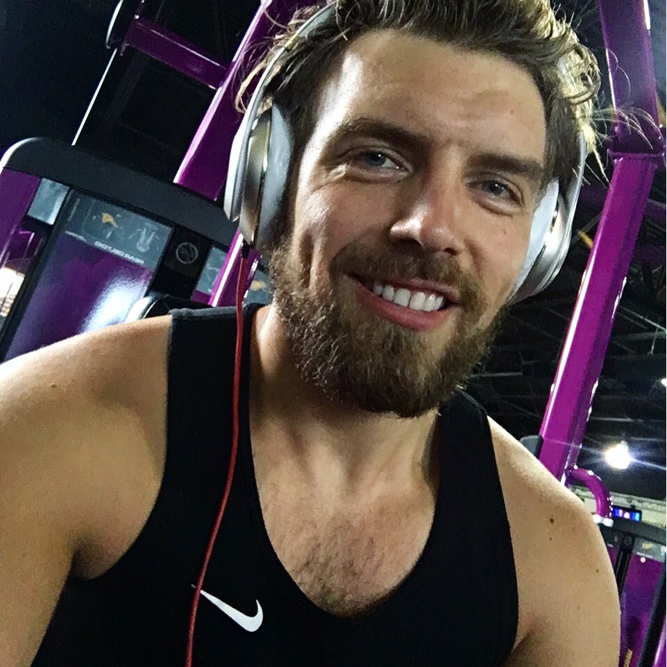 MorbidHomemaker's tweet image. When the beat drops at the #gym and you start feelin it #dancebreak #chestpop 💪🏽💃🏼💯👍🏼🙈