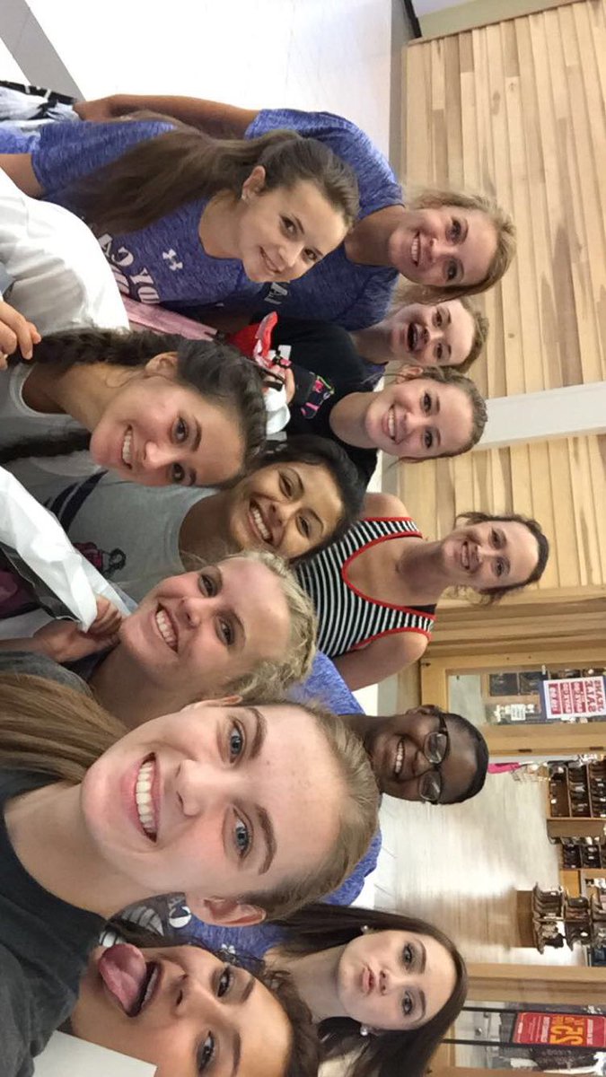 chs_ladybobcat's tweet image. Team fun shopping! #mallfun
