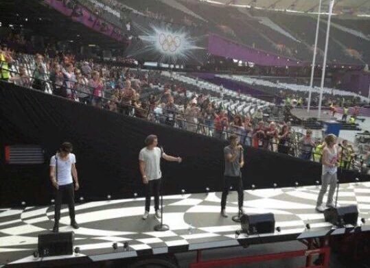 WorldNotes1D's tweet photo. Foto de los chicos ensayando para la clausura de los Juegos Olímpicos del 2012. *AN #WN #KCAMexico #OneDirection https://t.co/5LlkXlGQbK