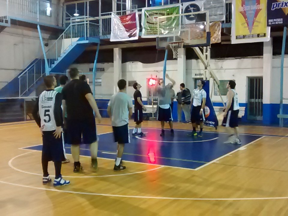 En <a href="/BasquetCFLH/">CFLH basquet</a> a minutos de arrancar vamos celeste!