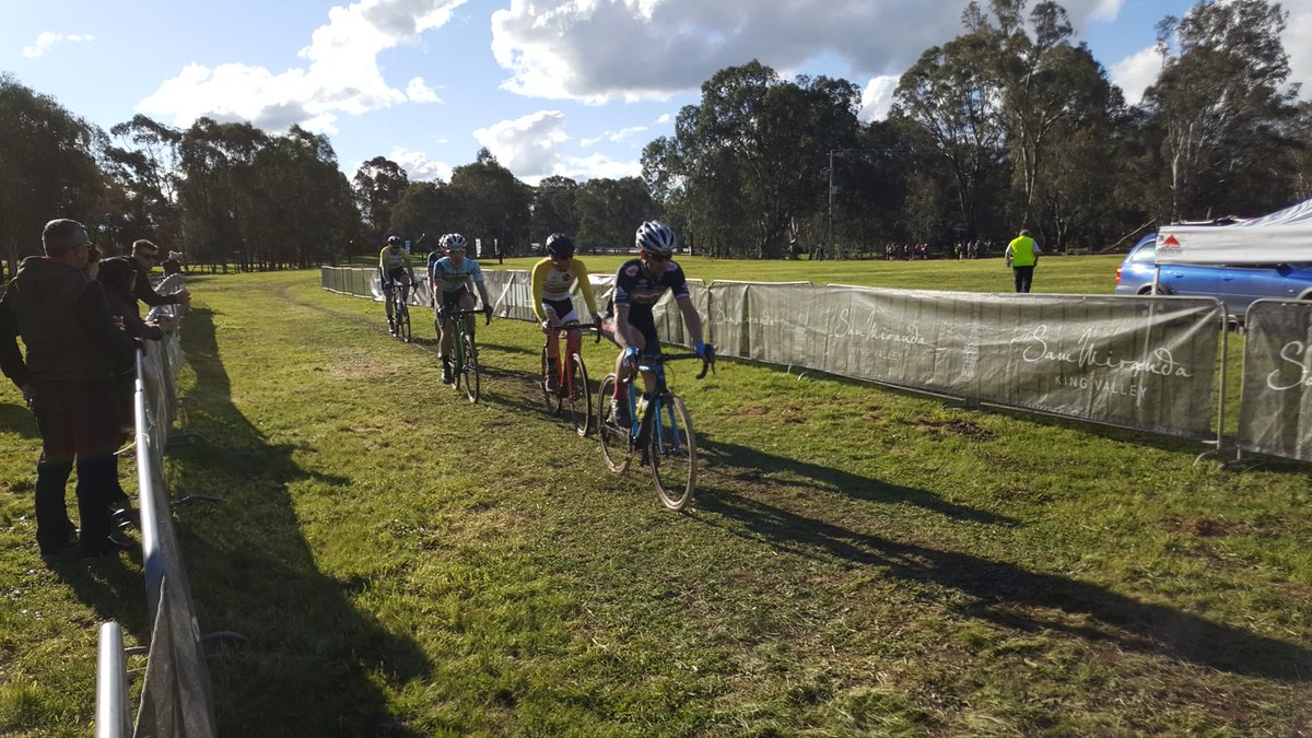 Pedalitcc's tweet photo. 6 laps to go lead bunch #kingsofcross @StradeNero @cyclingvictoria #viccx https://t.co/2U0awp7In6
