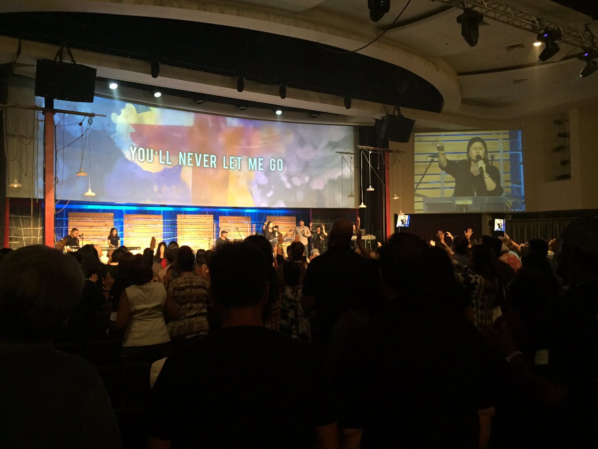 WordofLifeHI's tweet photo. A full house on Friday night with people ready to settle God's call upon their lives to #WinSoulsMakeDisciples https://t.co/L67VCfbhPO