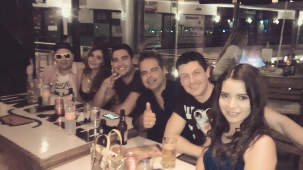 luiscarlosortiz's tweet photo. Pura Felicidad haciéndola de juez en el Viernes de Karaoke de Texano Wings en Av Revolución!!!  @TexanoWings https://t.co/TtMXn3ro8y