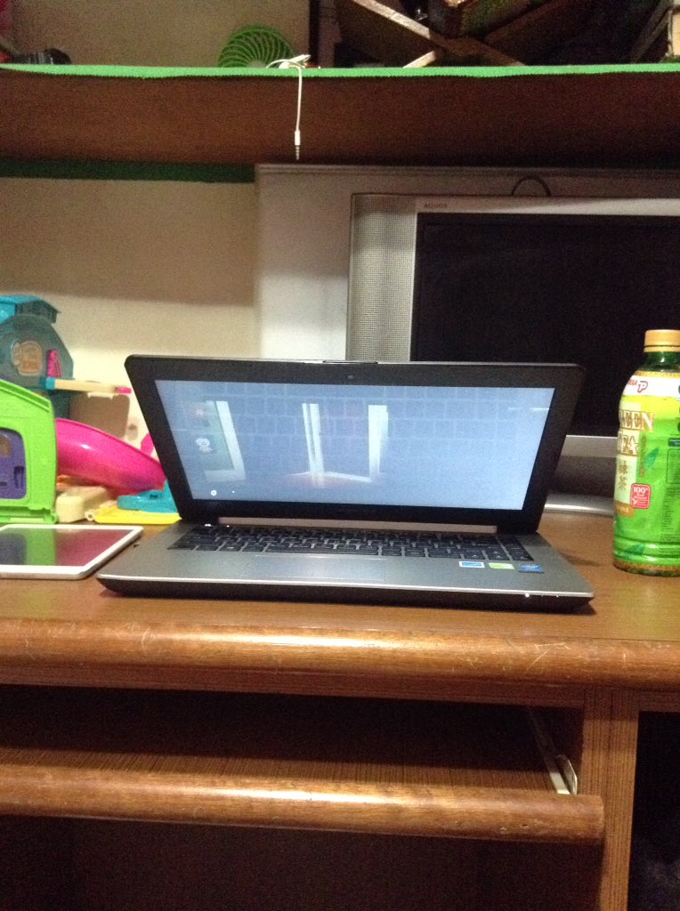 nurulnabby's tweet photo. this is how i watch horror movie on lappy EVEN when its daylight π€πΉπ― #solo #halfscreen #LightsOutMovie https://t.co/ocs44ZWFi9