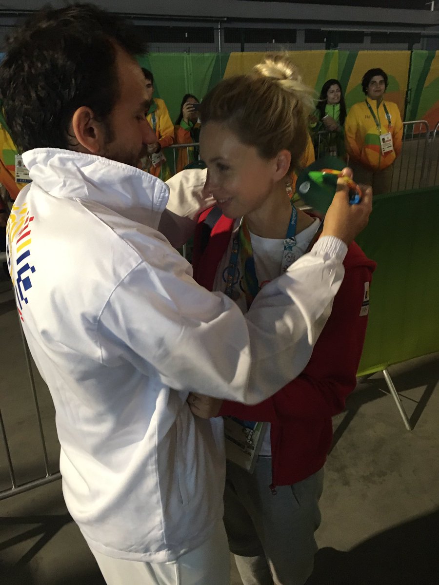 IulianNedelcu's tweet photo. Florin i-a oferit medalia de argintsoției sale.A spus de multe ori că Daiana l-a ajutat să se apuce din nou de tenis https://t.co/8beKqOVnTC