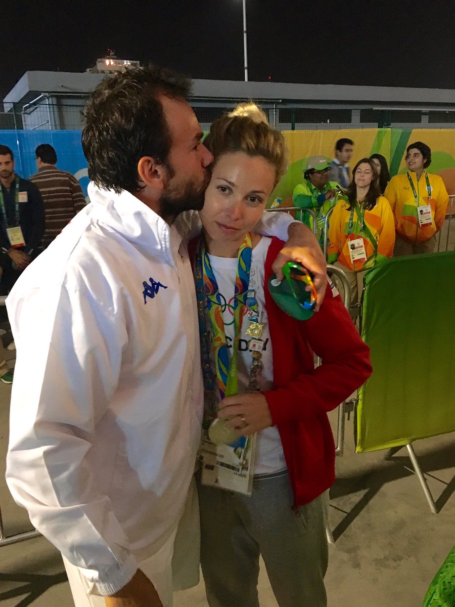 IulianNedelcu's tweet photo. Florin i-a oferit medalia de argintsoției sale.A spus de multe ori că Daiana l-a ajutat să se apuce din nou de tenis https://t.co/8beKqOVnTC
