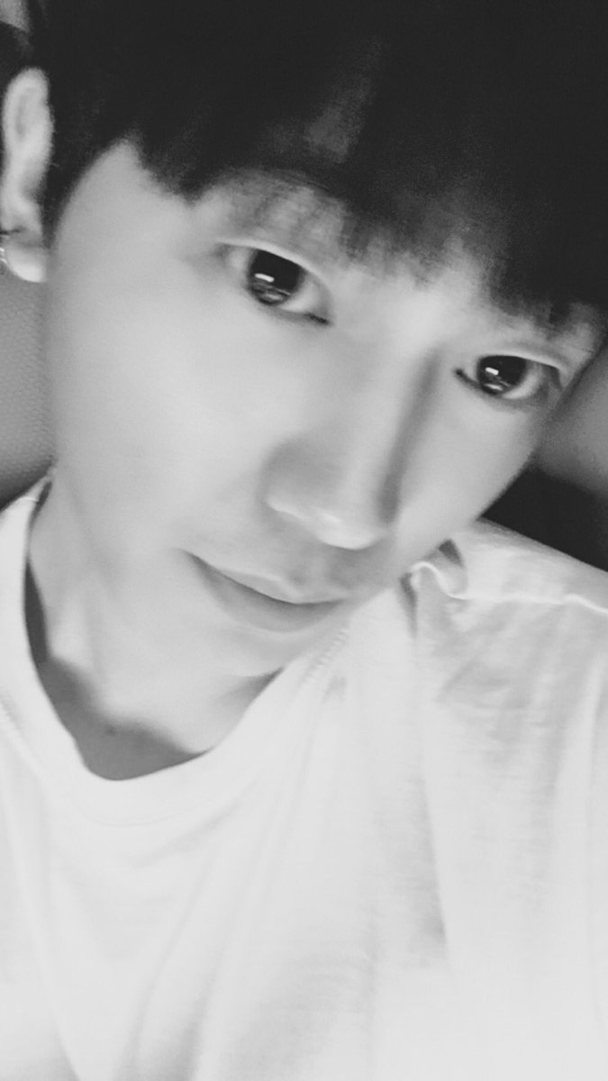 TEEN_TOP's tweet photo. 안녕~~~ 좋은 아침 엔줼~~~>< 
-창조- 눈 대따 크게 떳따아아아 https://t.co/Ut5zsAi7Eh