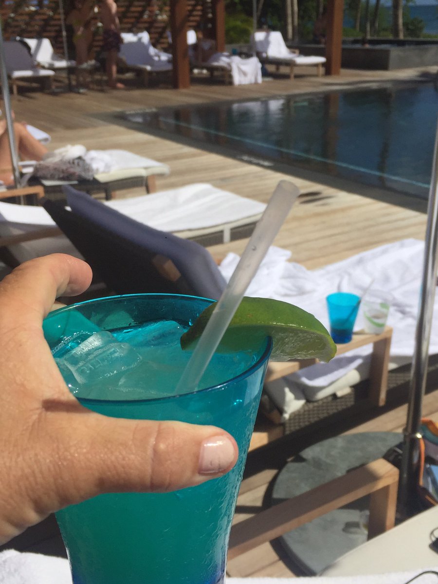 Outlaw straws@plasticpollutes