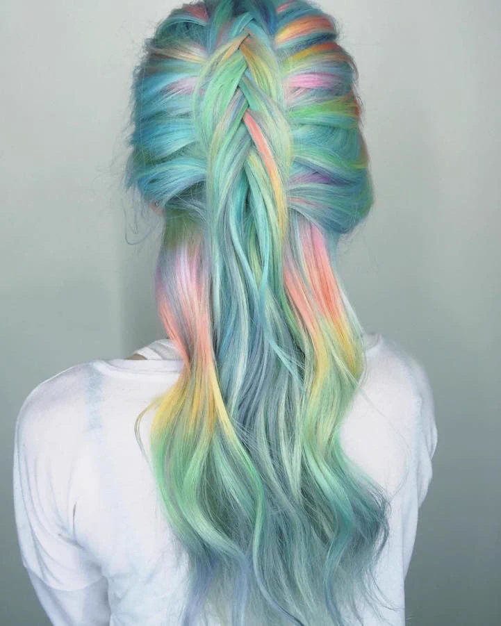 ついに、マーメイドのようなカラーリングが出た！海からインスパイアされたマーメイド・ヘアカラーが今話題！