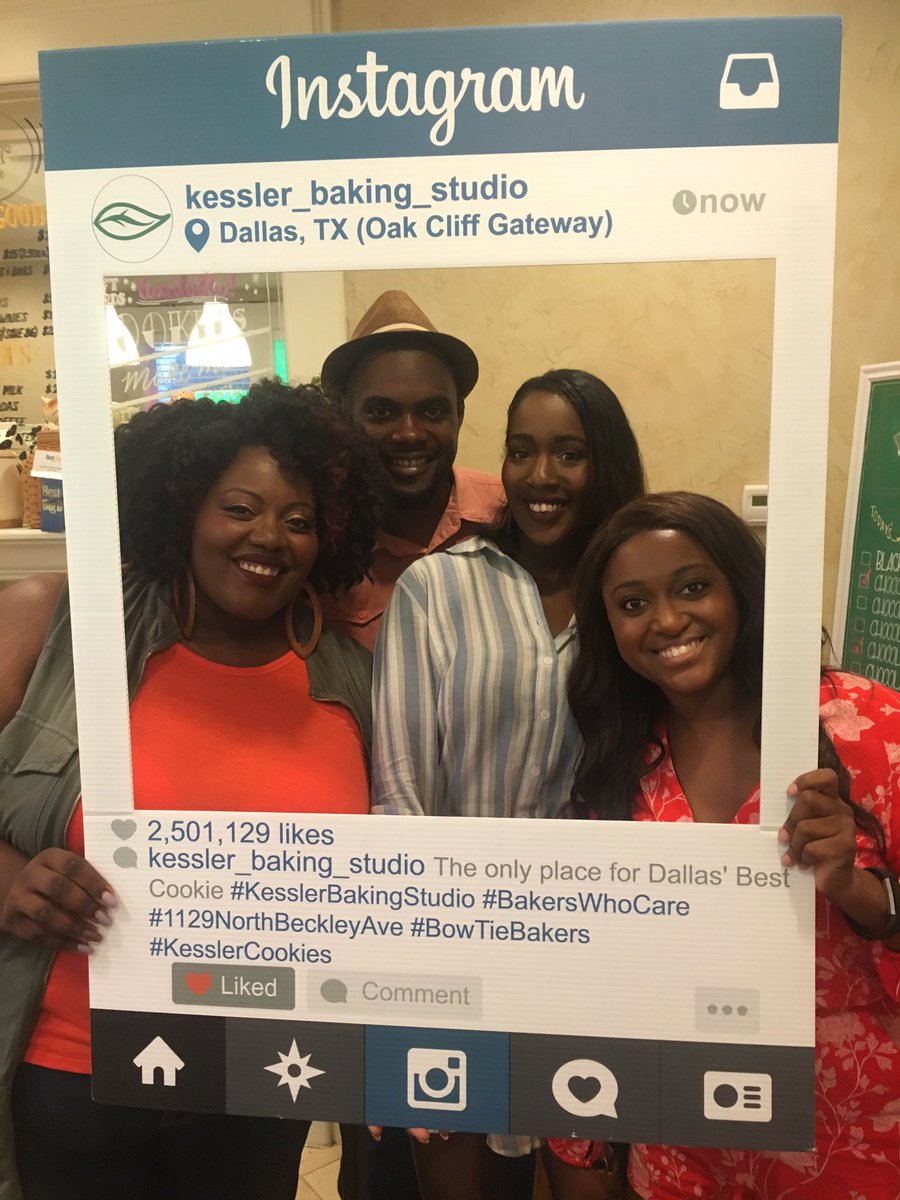 midazolam_mami's tweet photo. The baker walked us outside with his umbrella since it was raining. Awesome CS!!#KesslerBakingStudio #KesslerCookies https://t.co/3EMnO1ceCl