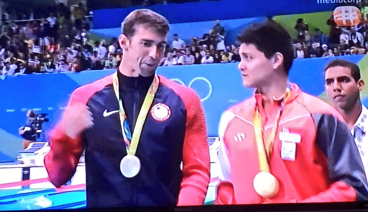 8 años de diferencia entre una foto y otra. De pedirle la foto a sacarle el Oro olímpico. Es fantástico el deporte