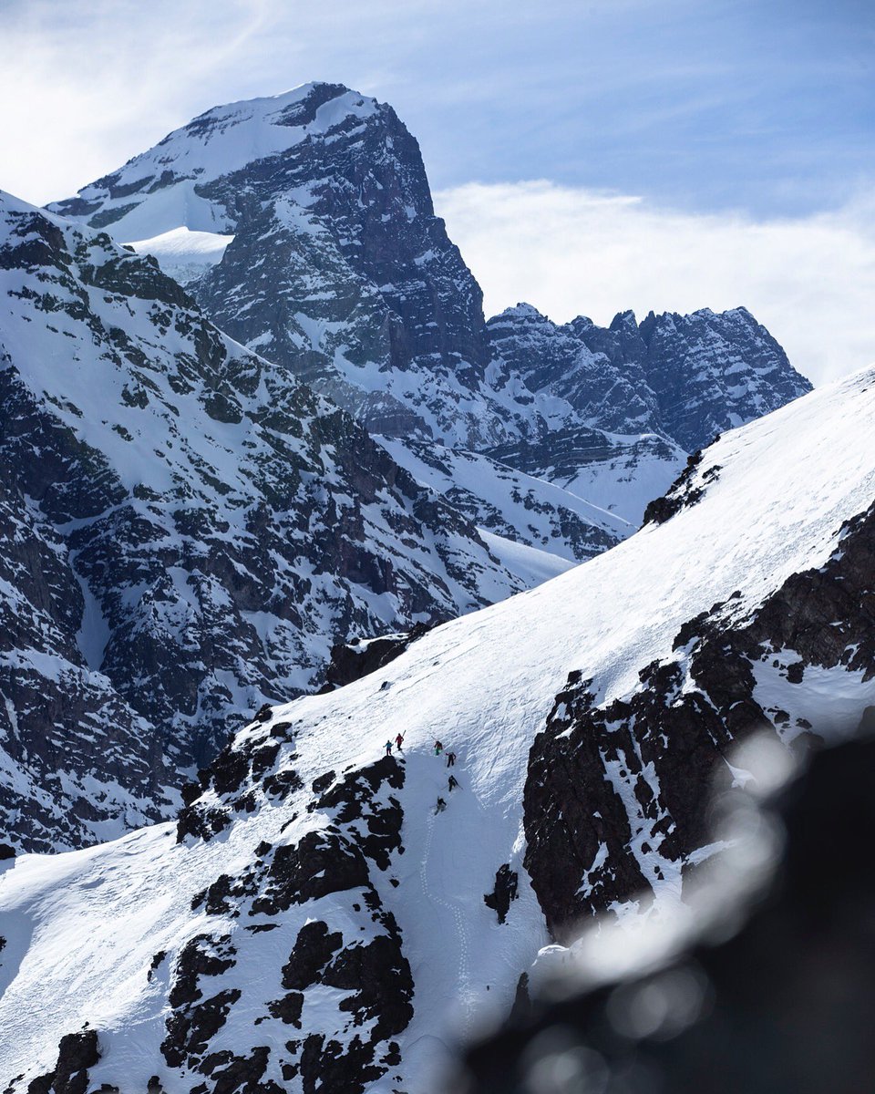 Big #mountains + little people = 💥💯📸
📷: <a href="/JesseJHoffman/">Jesse</a>
#OnlyInPortillo #Travel