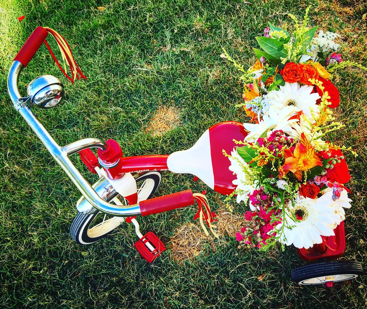 FlowerMe_'s tweet photo. #fbf 2 our #first #flowerarrangement 4 #subscription #delivery #Brightcolors = #summervibes #entrepreneur #startup☀️ https://t.co/vnzRkZLuod