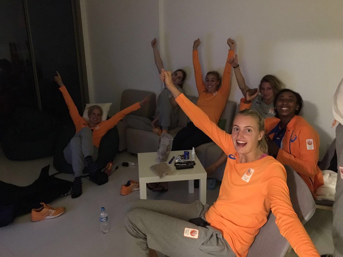 Handbaldames's tweet photo. Goed nieuws vanuit Rio: WIJ ZIJN NAAR DE KWARTFINALES!! Nu de focus op Rusland! Zondag om 19.40u. #oneteamonedream https://t.co/cXpg19LZ5B
