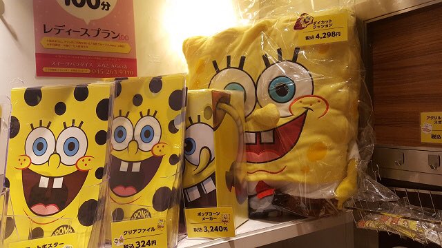 スイーツパラダイス公式 スイパラ على تويتر みなとみらい店より スポンジ ボブ グッズ再販のお知らせ 大人気のダイカットクッション再入荷 数量限定になります コラボメニューご注文でプレゼントのオーナメント こちらも残りわずかです お早目のご