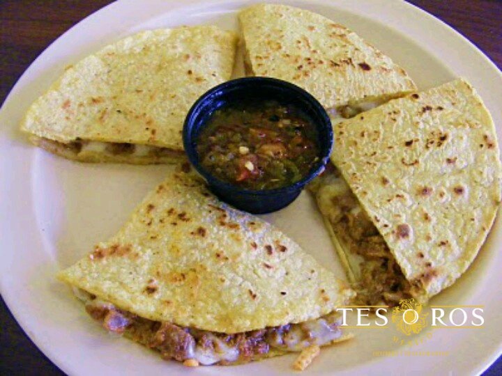 Queso, tortillas, carne y mucha salsa, las Chavindecas de Apatzingán son únicas. #TesorosMx ow.ly/qdh2303bNdm