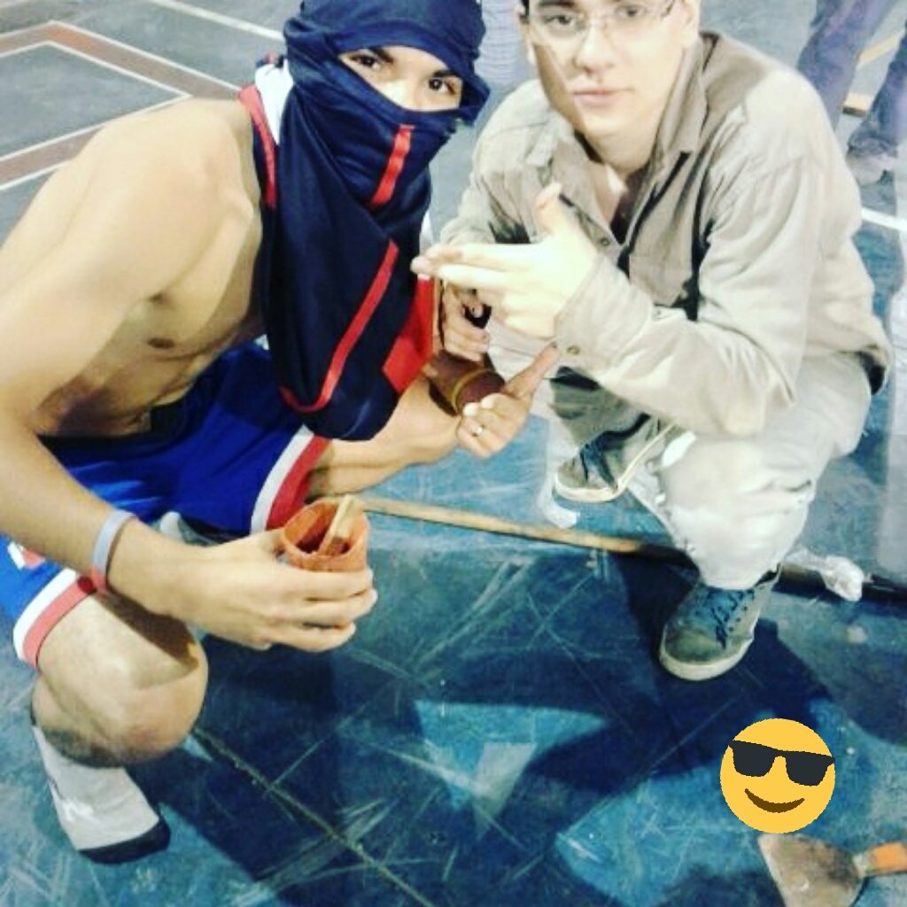 ElChileIT's tweet photo. No hay nada mas hermoso q pintar la cancha de mi casa! Mi colegio! Mi hogar! Vamo el IT pa! Q se aga agua el helau!😎 https://t.co/aAkzT2nRz9