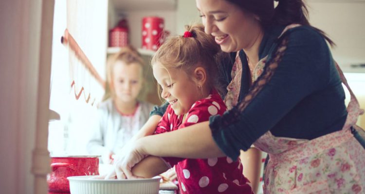 CocinayVino's tweet photo. Cómo motivar a los más pequeños en la cocina https://t.co/8aeT516iGp https://t.co/OyvmWt29zk