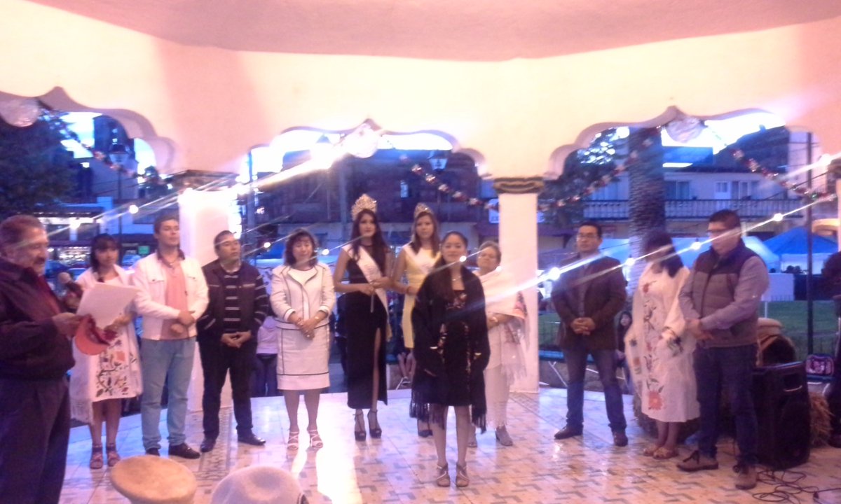 AmaliaVaLuc's tweet photo. Presentación Reina y Princesas #FiestasPatrias2016 @vtezontepechgo @omie_0824 @difhgo @UDR_Tizayuca @SOPOTHIDALGO_ https://t.co/2525vpu6SJ