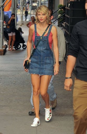 #TaylorSwift in a #tularosa #Denim Overall Dress #fashion #style #design #denimcolab denimology.com/2016/08/taylor… …