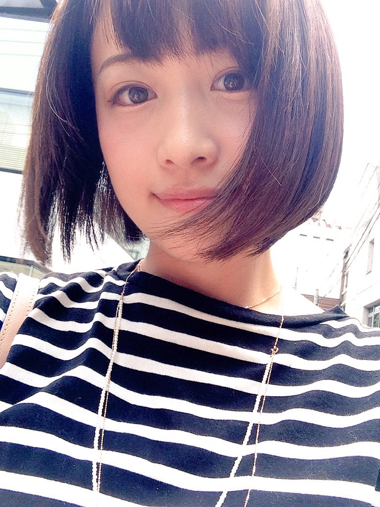 相内優香 テレビ東京アナウンサー Pa Twitter 今日は午前中から美容院に行き 髪をショートボブにカットしてきました 本当はショートカットにしたかったのですが くせ毛なので美容師さんに反対されました 肩から髪がだいぶ遠くなり 軽やかに 1度髪を切ると