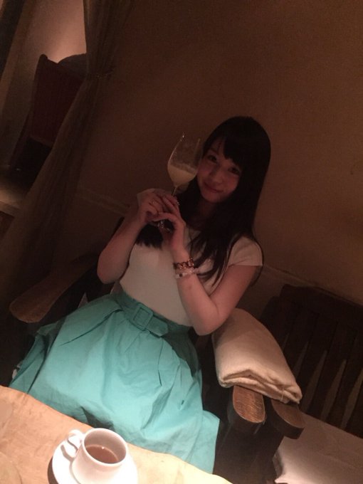昨日の夜から朝までごはん入れて７軒ハシゴして３時間睡眠で撮影会に挑もうとしていますが、楽しすぎるオールだったのでスッキリしています。来てくださる方はご安心ください。笑  画像だけ見たらやばい子笑 https://t