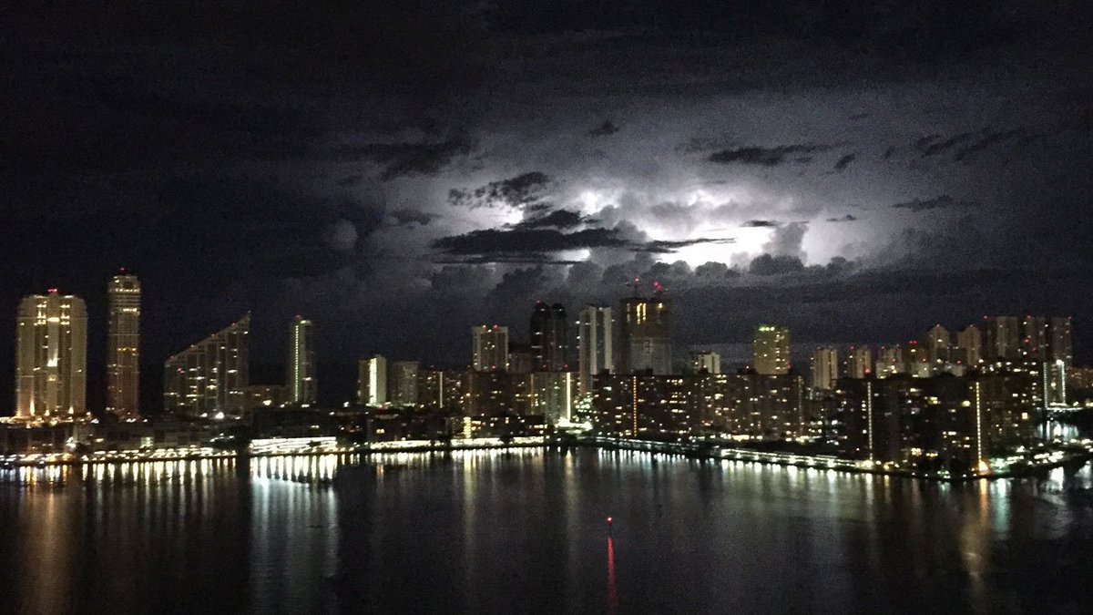Midnight thunderstorms over Sunny Isles (via David Herskowich)  local10.com/weather?utm_me… https://t.co/TCZv3RODm2