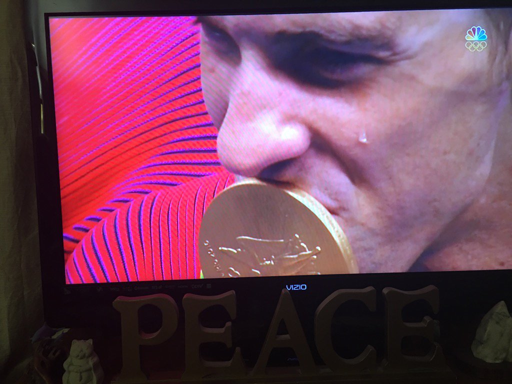 ElizabethJG21's tweet photo. Love this! #4 #Epic #Gold #Tear #perfect #OlympicGreatness #MichaelPhelps #CryingWithYou #Joy #Peace #Swimming https://t.co/YrN6OEMklx