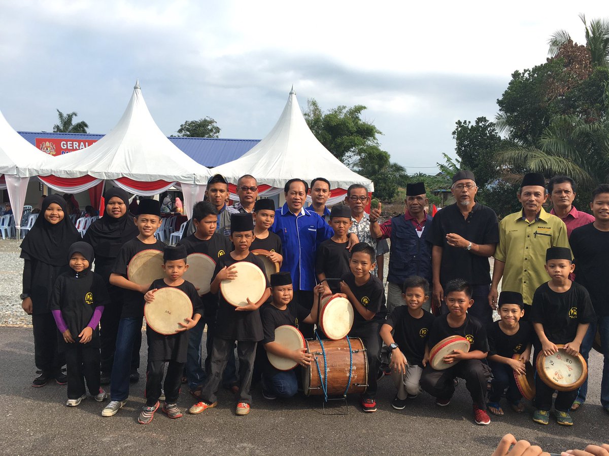 ahmadmaslan's tweet photo. Rasmikan 3 Gerai Rakyat Parlimen #Pontian di #DesaStay Berayan Pt Marjunid #Benut -usaha utk bina #BangsaUsahawan https://t.co/tX9JaqF0vx