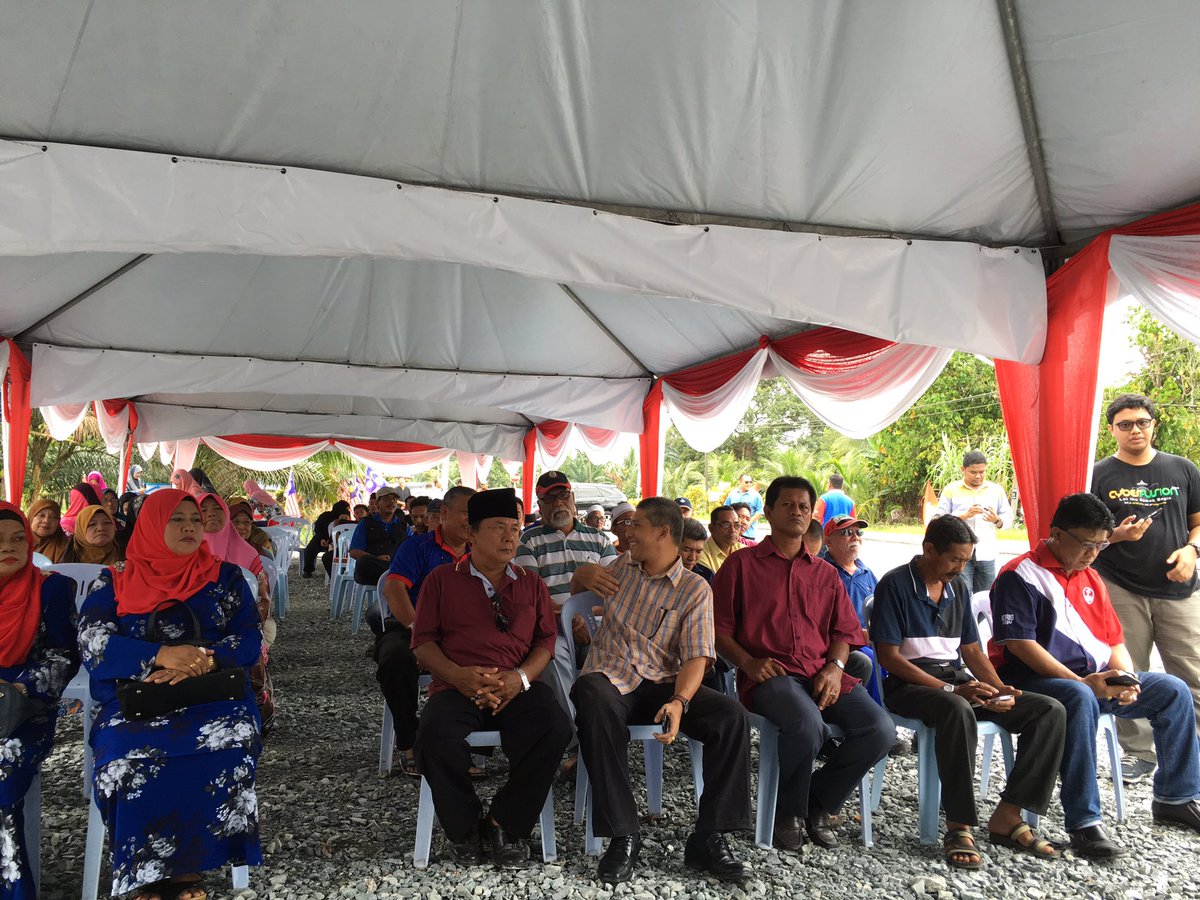 ahmadmaslan's tweet photo. Rasmikan 3 Gerai Rakyat Parlimen #Pontian di #DesaStay Berayan Pt Marjunid #Benut -usaha utk bina #BangsaUsahawan https://t.co/tX9JaqF0vx