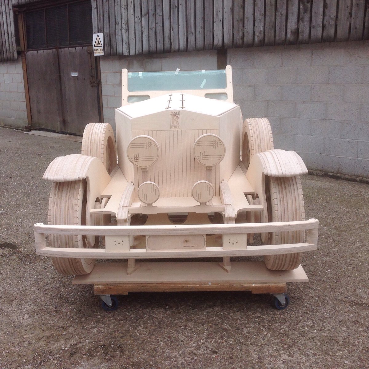 fun_furniture's tweet photo. Bodywork finished, time for the final details to be added. #projectrollsroyce #themebed https://t.co/Dm9WzYIpVF