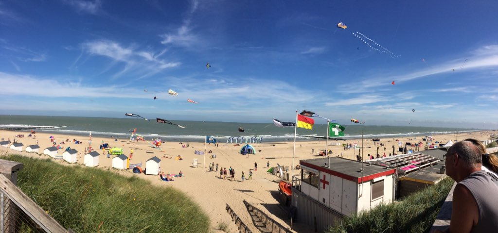 strandpost20's tweet image. Mooie zomerse dag voor het vliegerfestival #vliegerfeest