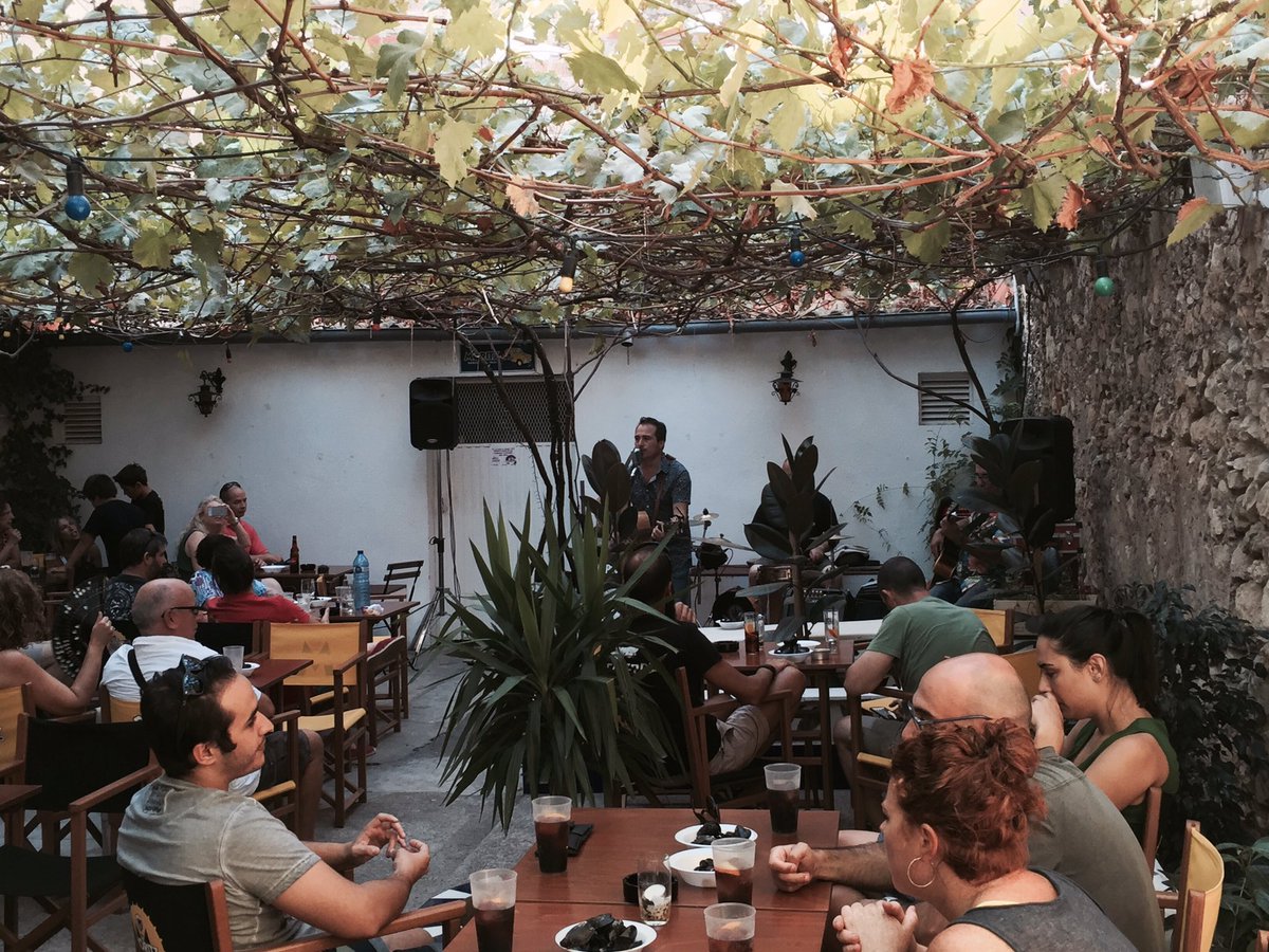Parona3's tweet photo. Comencen el dia dels WANDJs amb el vermut a La Pensio @ElPetitComite  @AQuietManMusic https://t.co/BqZJ3XuWDG