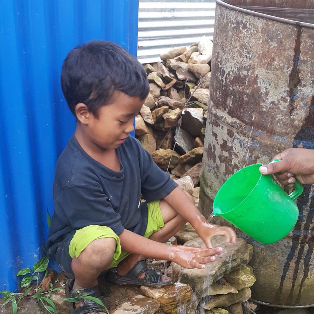 Kişisel temizlik önemli bir konu Nepal'de. Çocuklara kişisel temizlik konusunda eğitim veriyoruz.