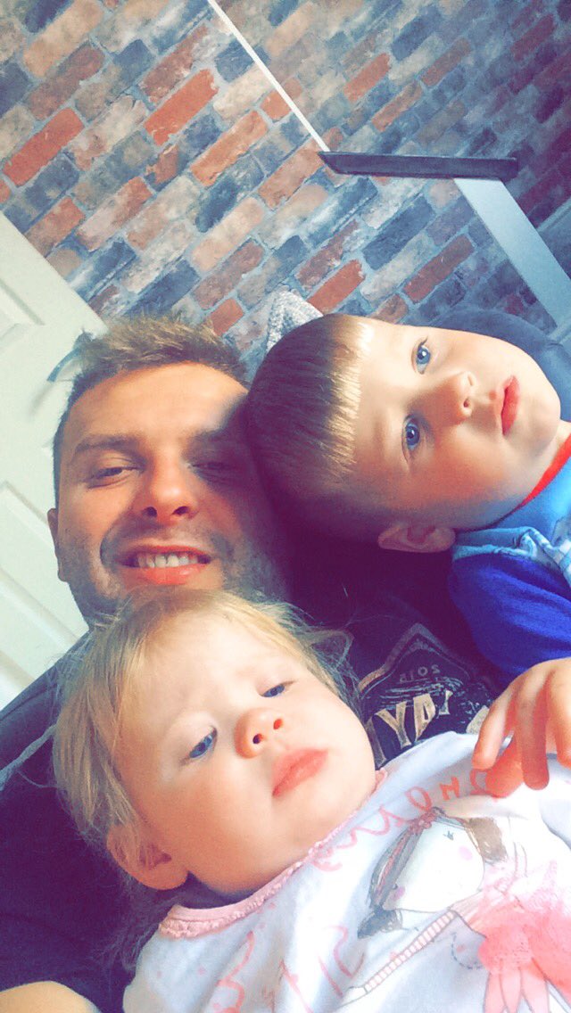 TILLYDAMP's tweet image. Was forgetting what these 2 look like.#ALWAYSATWORK #NOTTODAY #PARK #FEEDTHEDUCKS #FAMILYTIME 👨‍👩‍👧‍👦❤️