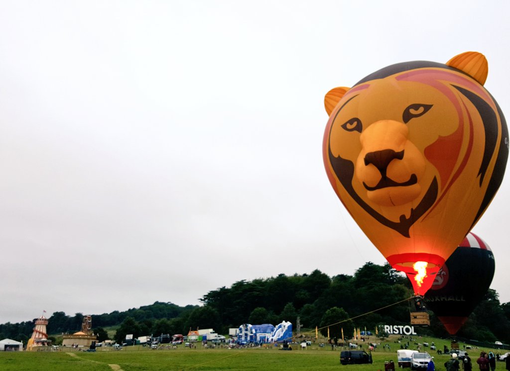 XBallooning's tweet photo. The @Longleat mane attraction has arrived this morning @bristolballoon! #BristolBalloonFiesta #Simbaloo #SkySafari https://t.co/eAX6l1AOTL