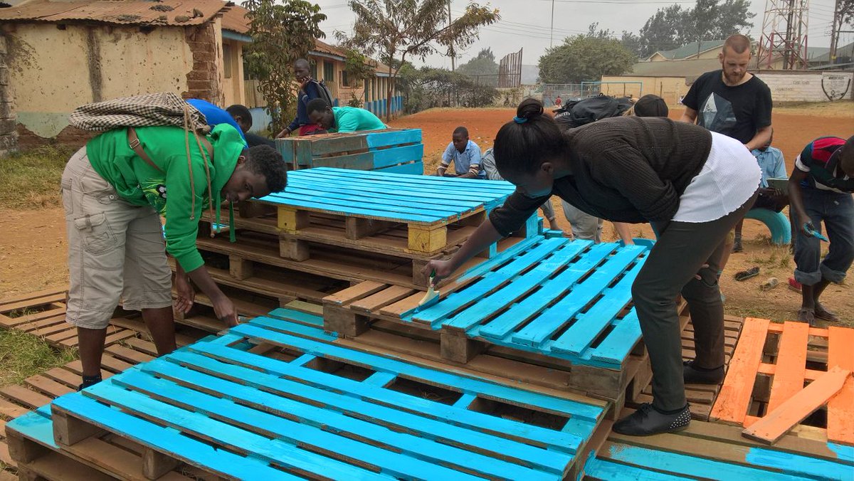 KuwaUrbanSpaces's tweet photo. #KOCHfest2016 #healthehoods Kuwa team helping out build and paint a playground with amazing partners https://t.co/FoPihxdxbl