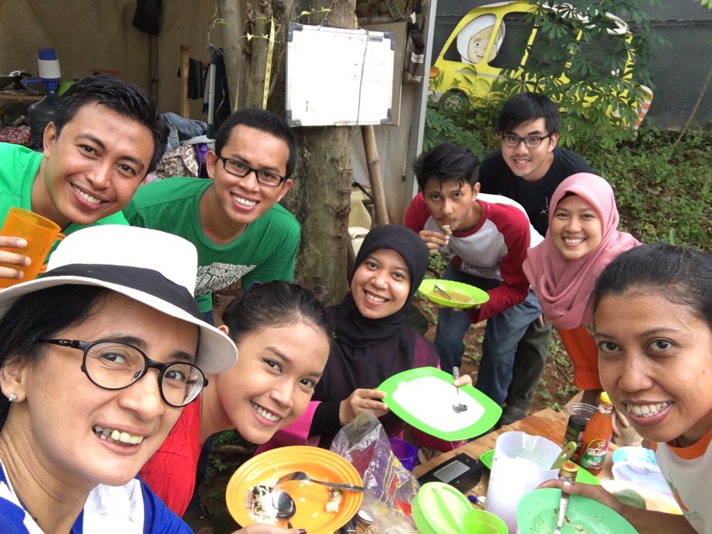 piknik asik di kebun dgn bintang tamu mpok upit dr <a href="/srbyberkebun/">Surabaya Berkebun</a>