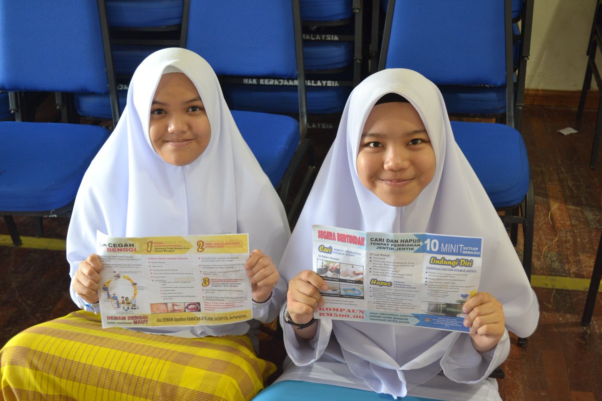 D_PATROLSMKAK's tweet photo. A sheet of information about dengue have been given to all students of SMK (A) Keningau . 
#PREVENTION @MyMrDengue https://t.co/TQ5quqBPrn