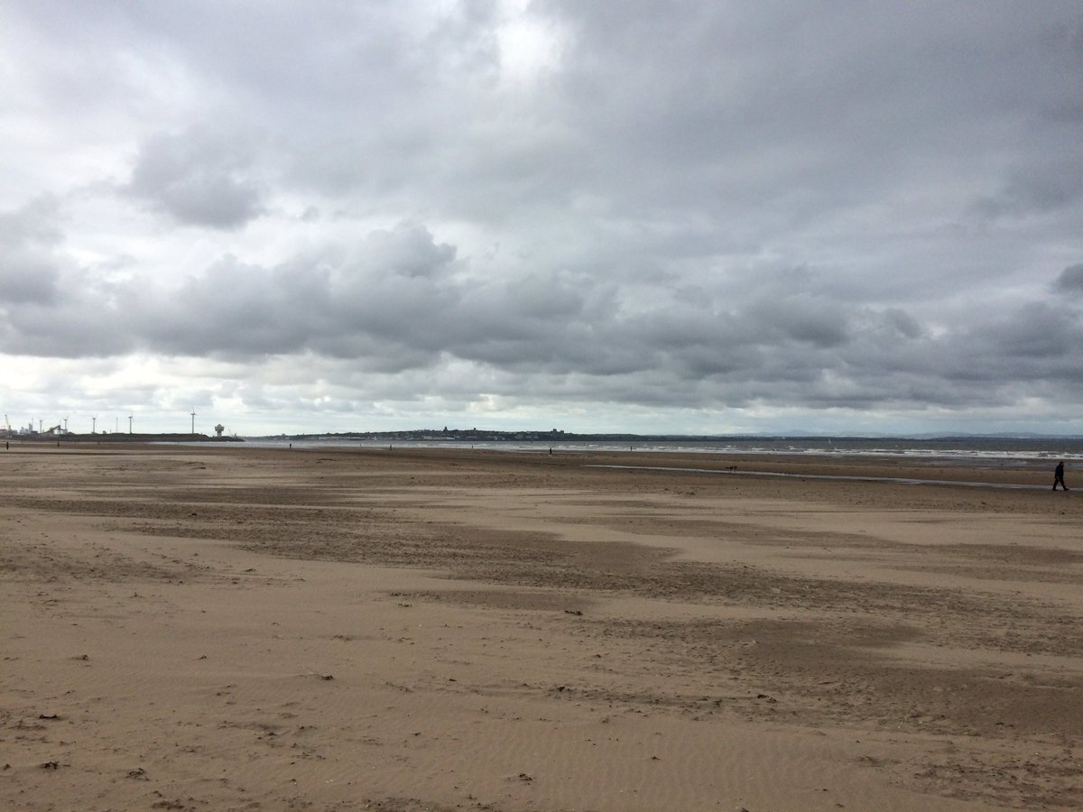 mileswithshell's tweet photo. The tide is out! Which means a run on the beach. Let's see how the #Speedcross perform #ukrunchat #FindYourGrip https://t.co/CUFFHaDM21
