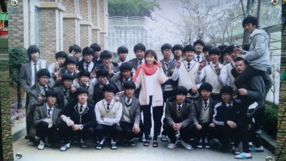 XAUUSD_GoldEA's tweet photo. 오늘 단원고에서 세월호 희생 학생들의 물품 정리가 있었는데 2학년 7반 학생들이 학교에서 찍었던 마지막 단체사진을 엄마 아빠들이 다시 찍었답니다. 아팠어요.. https://t.co/svXXl1Wsxn