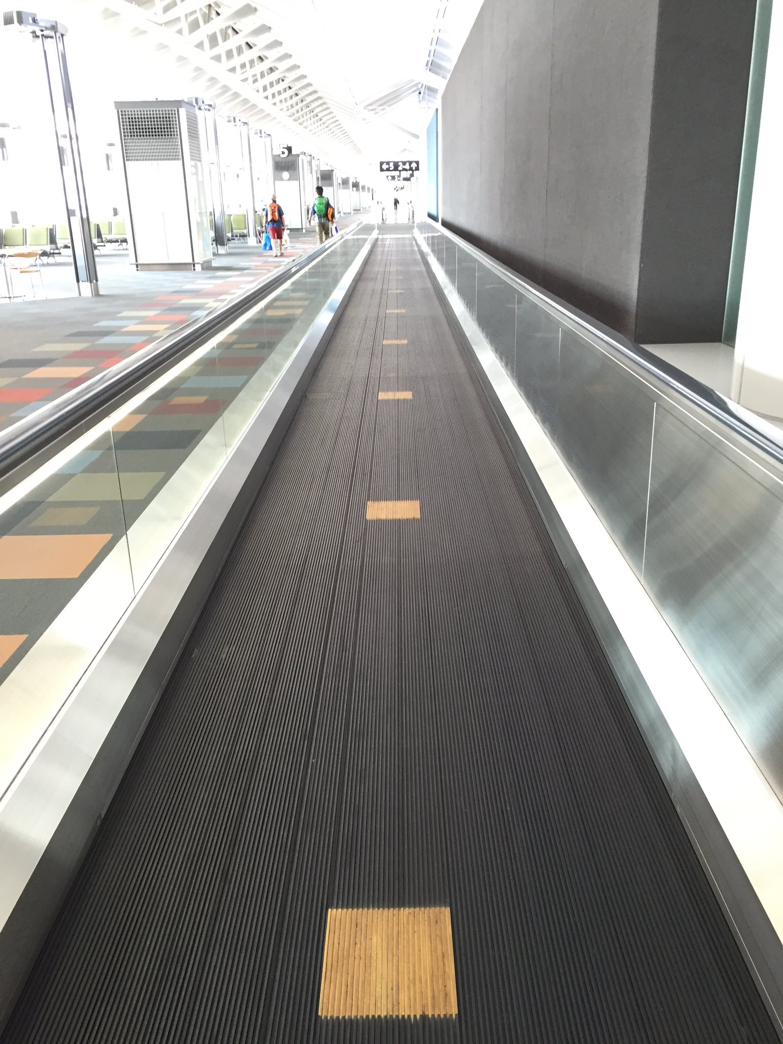 四星球まさやん 本物 いくつになっても動く歩道めっちゃ好き 未来感ハンパない エスカレーターはそうでもないのに動く歩道 は未来感ハンパない いざセントレア空港から新千歳空港へ なんと すいちょうけん T Co An0i6ohfat Twitter