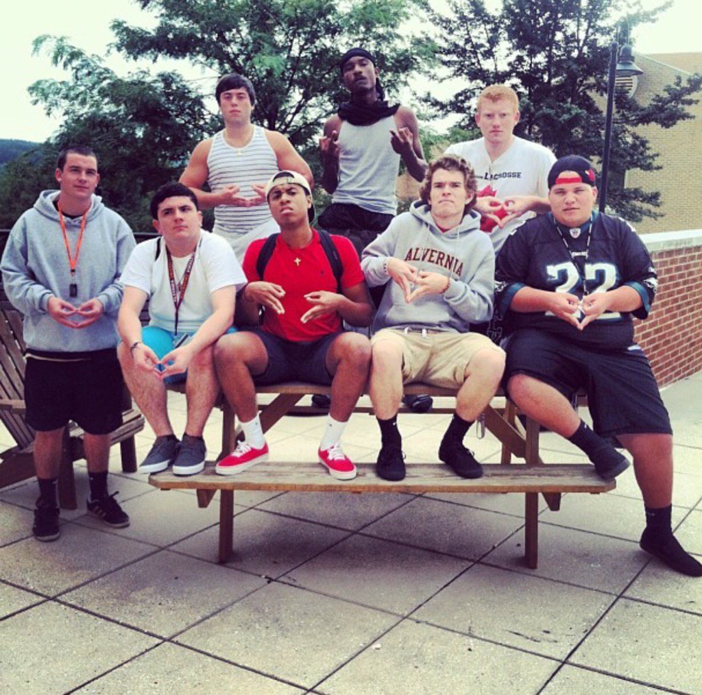 Mt_Dove's tweet photo. The OG freshman year hall mates and easily the worst hallway Alvernia ever had living on campus #3Dforever https://t.co/HbrVoD3TOD