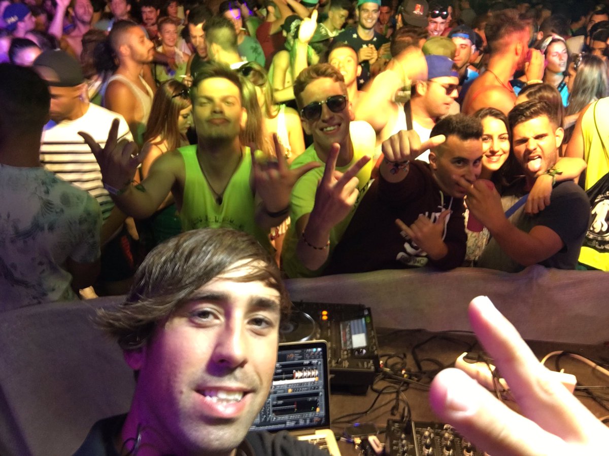 PauiSanchez's tweet photo. Liada en ALOHA, 2 preparty medusa festival!! Go go go!! https://t.co/tQaHyd79PJ