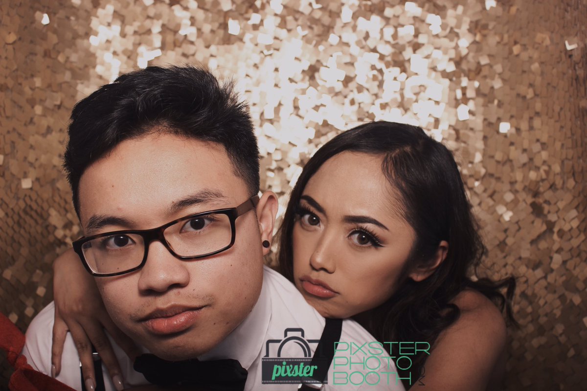 LNDELCR's tweet photo. Who kisses in photo booths? https://t.co/DzCXpafTJY