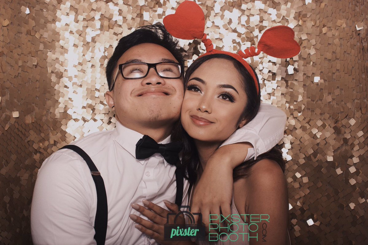 LNDELCR's tweet photo. Who kisses in photo booths? https://t.co/DzCXpafTJY