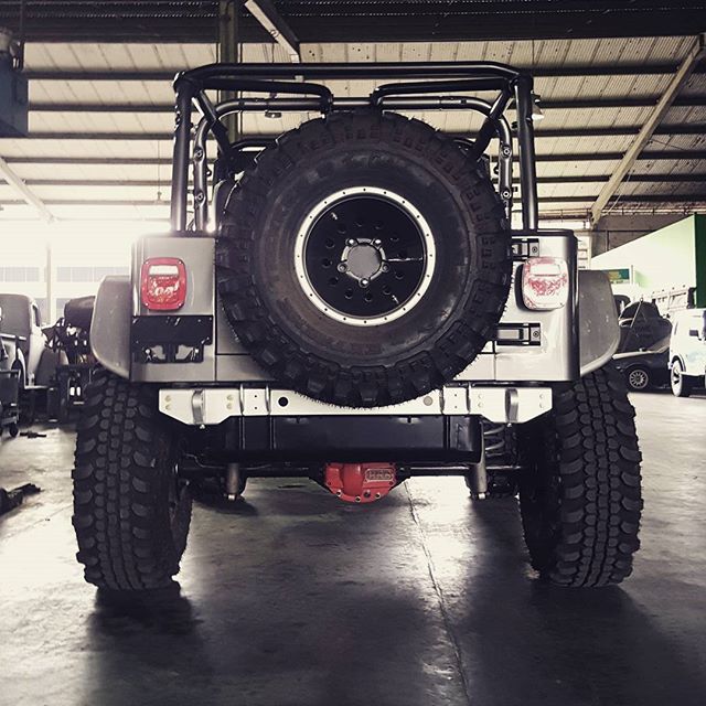 MastMotorsports's tweet photo. Nice #fatass #Jeep #TJ #Wrangler modified with #GenRight #highclearance #fenders #v8 #LS #EngineConversion from #Mas https://t.co/sp8OW3hosU